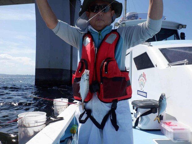 右舷側のベテラン釣り師も堂々のダブル・ゲット！ &copy;釣りビジョン