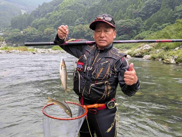 上流の巨岩、奇岩が続く大歩危エリアへ。ロマンを求め尺アユを狙う！田嶋は言う「この川は大アユの聖地・球磨川にも匹敵するパワーがある、また訪れたくなる川」。吉野川の美しい自然に感謝し、アユとの対話を楽しむ姿が印象的であった。©釣りビジョン