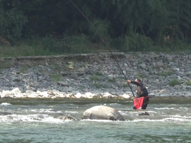 状況が悪い時には背ばりを付けることにより、うまくアクションが出て今まで反応しなかった鮎の反応を得られることがあるという。田嶋の見立てが見事にハマり、大アユを手にした。©釣りビジョン