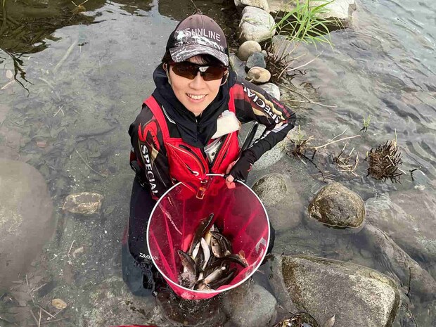 デカ鮎の数釣り成功！1尾1尾強烈な引きを味合わせてくれた！タモの中もズッシリ！ &copy;釣りビジョン