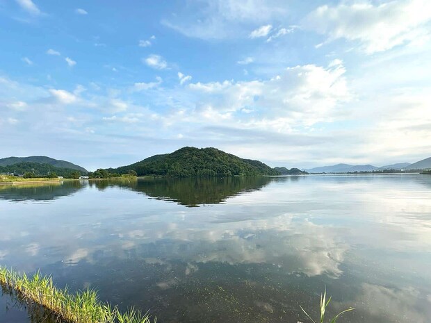 朝の久々子湖。割とどこにでもハゼはいる。穴撃ちなら満潮の前後がおすすめ。 &copy;望月俊典