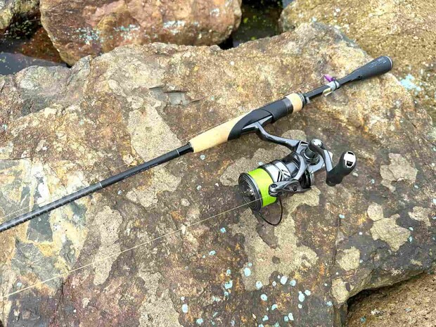 使用タックル。ロッドはエクスプライド263L-S（シマノ）。リールは21コンプレックスXR 2500 F6 HG（シマノ）。道糸はアップグレードX8モノグリーン 0.6号、リーダーはグランドマックス2.5号（クレハ）。 ©望月俊典