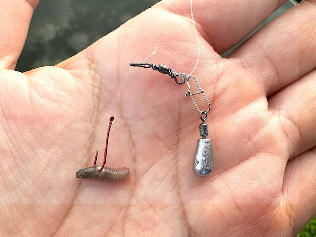 自動ハリス止め付きサルカンとスナップを道糸で結ぶ。ハリス止めにハゼバリ8号をハリス短めにセット。オモリはナス型の0.5号。 &copy;望月俊典