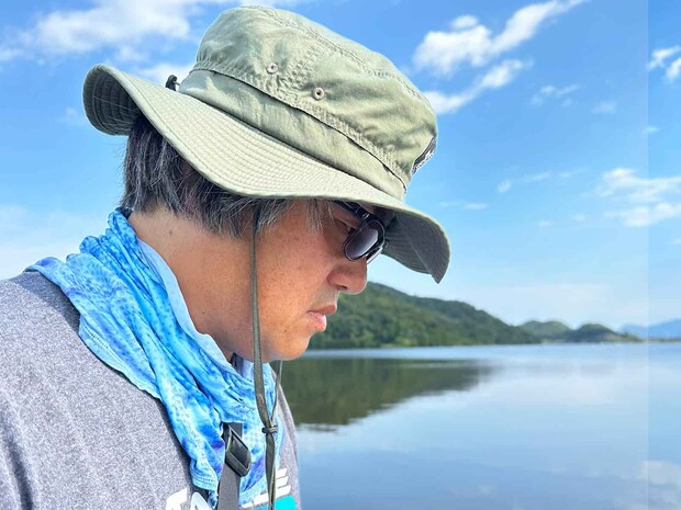 穴釣りには偏光サングラスが必須。釣果に明確な差が出る。 &copy;望月俊典