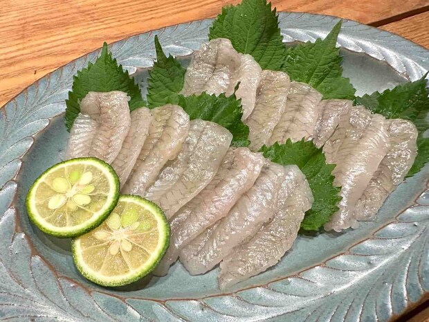 まずは、お刺身でいただいた。上品な甘みと適度に乗った脂、しっかりした食感も楽しめる。スーパーなどに刺身が出回ることはまずない。自分で釣れば、この絶品を楽しめるのだ。 &copy;望月俊典