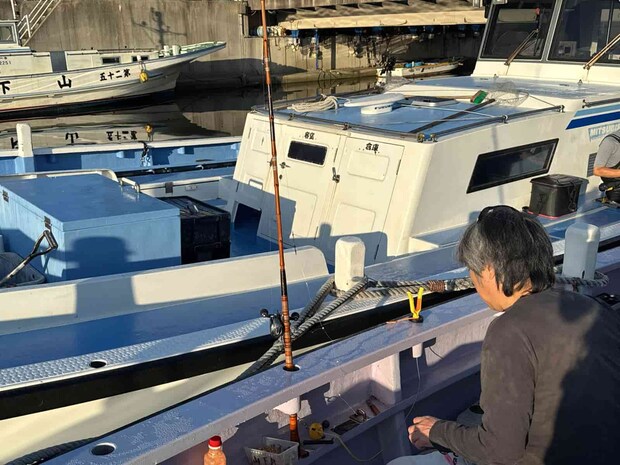 船縁に竿を挿すなどして釣座の確保。 ©釣りビジョン