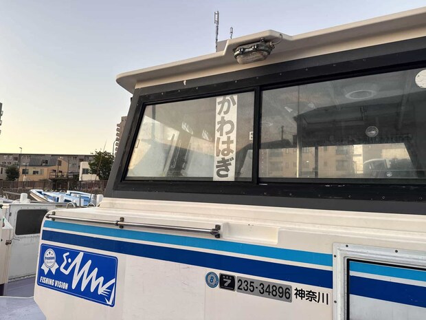 操舵室の釣り物看板、乗り間違えのないようご注意を。 ©釣りビジョン