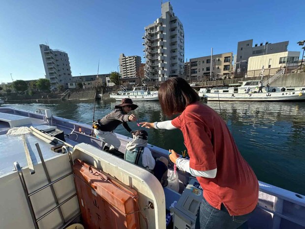 出船間近、受付時に渡される番号札の回収がある。 ©釣りビジョン