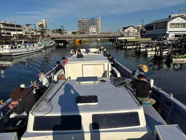 女将の「いってらっしゃい」に送られて出船。 ©釣りビジョン