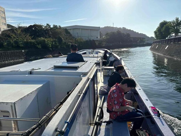 海に出るまでに橋を潜るので竿は寝かせて。 ©釣りビジョン