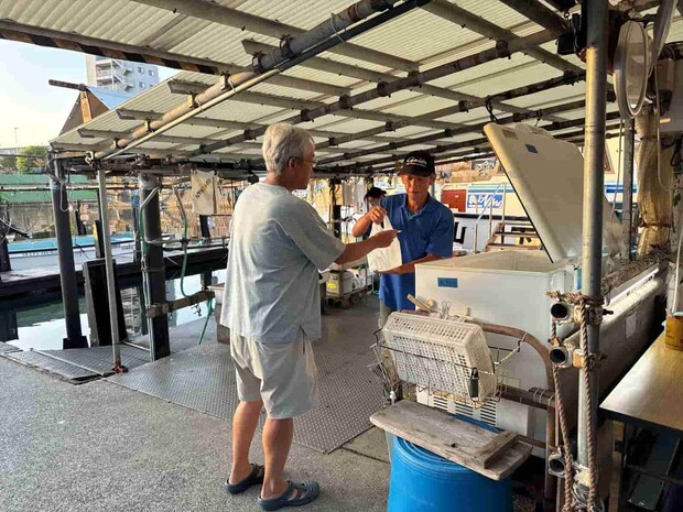 受付で購入した氷券で氷を受け取る。 ©釣りビジョン