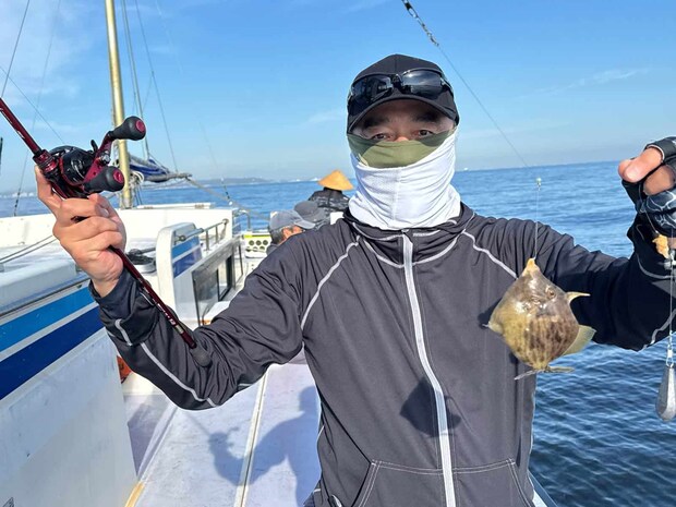 開始間もなく船中1枚目！ ©釣りビジョン