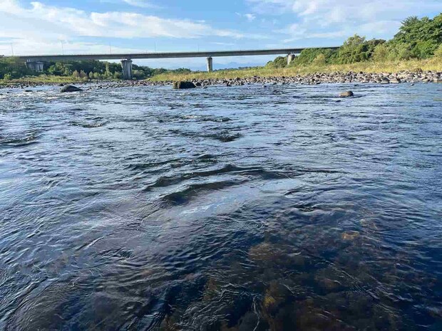 こんな場所から！上流は深場、下流は段々瀬。 ©釣りビジョン