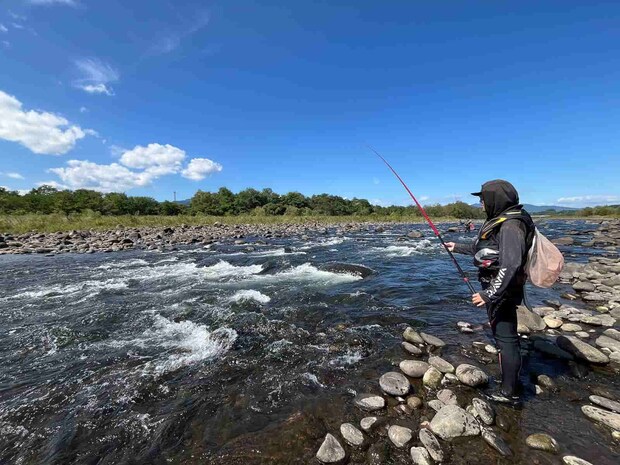 相方の入った瀬から瀬落ちに掛けては数、型共に好調であった。 ©釣りビジョン