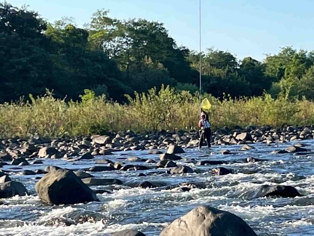 午前中大人気だった瀬へ！右岸からの竿出しすぐさまHIT！ &copy;釣りビジョン