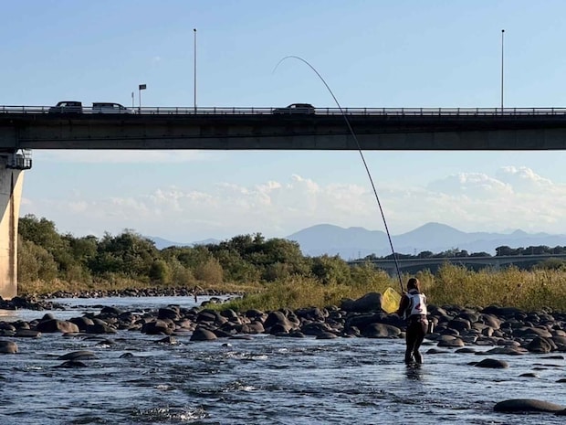 今日イチの引きは強烈！凶暴なものだった！何度も繰り返される引きは大物の予感！ &copy;釣りビジョン