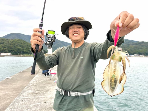 1投目で釣れたアオリイカ。9月よりもだいぶ成長している！ &copy;望月俊典