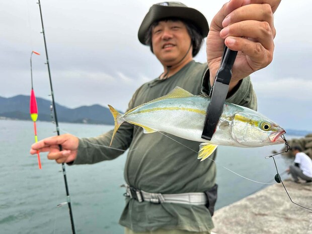 今度こそ！…と思ったが、釣れたのはツバス。 &copy;望月俊典