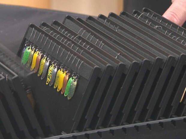 「フラップボード」は取り外し可能なプレートを最大16枚装着可能な、スプーン収納に最適なアイテム。
●スペック／サイズ：208×159×81mm、カラー：ブラック、付属品：ボード16枚