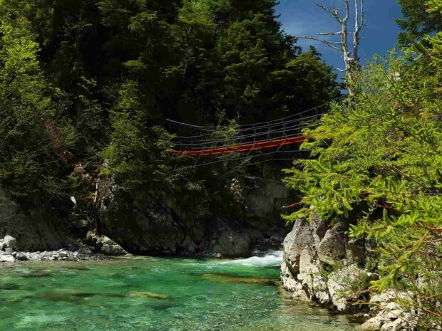 エメラルドグリーンの清流は、見る者の心を浄化してくれる。 ©釣りビジョン