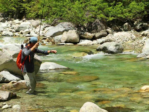 大きく動き回りようやく手元へ、見てる側がハラハラする。 &copy;釣りビジョン
