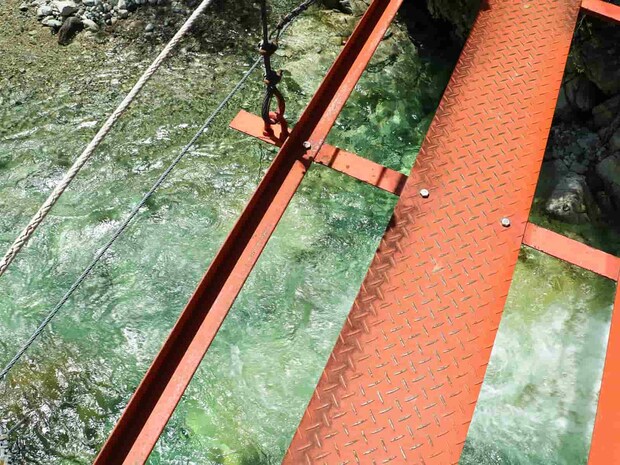 吊り橋上からは、イワナ達の回遊がよく見えて飽きない。 ©釣りビジョン