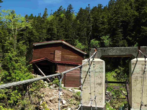 小屋明け前の薬師沢小屋、開幕のベルを待つ。 &copy;釣りビジョン