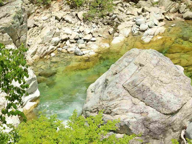 薬師沢小屋テラスからは、穏やかなポイントが見える。 &copy;釣りビジョン