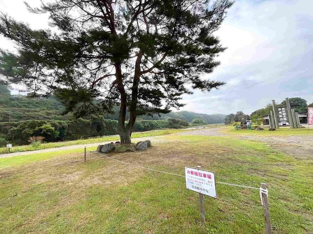 黒羽のヤナ前のポイントでは釣り人の駐車位置が決まっているので看板をチェック！ &copy;釣りビジョン