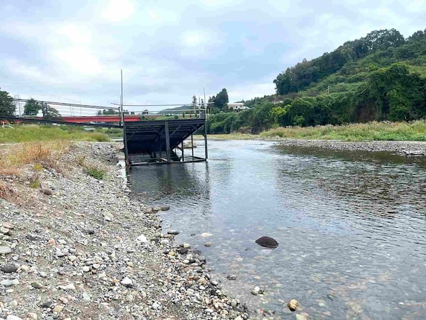 入川口前にはヤナが！ヤナ前のチャラでは鮎の跳ねが多く見られた。 &copy;釣りビジョン