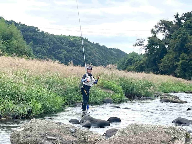 下流から上がって来た友人もこのポイントには見切りをつけ下流へと移動していった。後にこの下流瀬では連発もあり良く掛かったとの事。 &copy;釣りビジョン