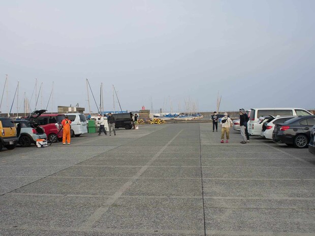 無料駐車場も広く、船宿、釣り物別に案内してくれる。 &copy;釣りビジョン