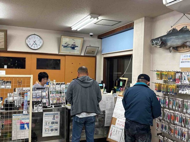 店奥のカウンターで乗船料と駐車料金の支払い。 &copy;釣りビジョン