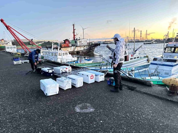 積み込みやすいよう、船前のパレット脇にクーラーを置く。 &copy;釣りビジョン