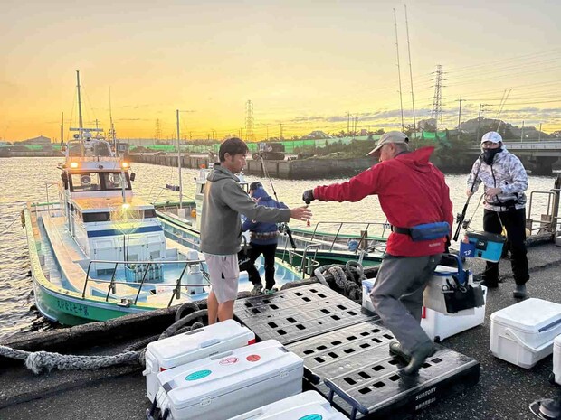 番号札の順に並んで乗船、ご希望の釣り座へ。 &copy;釣りビジョン