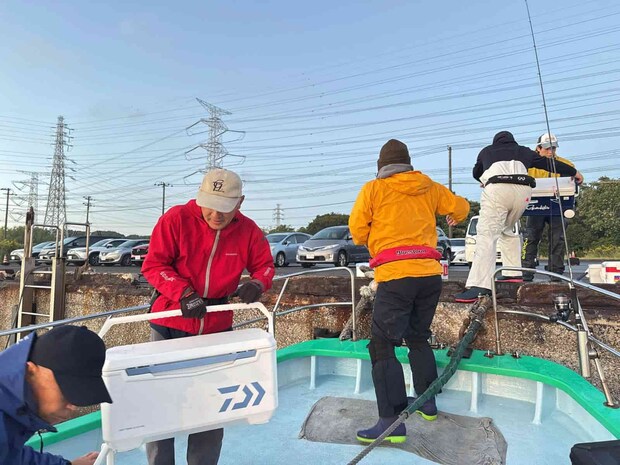 クーラーの積み込みは一同協力してリレー。 &copy;釣りビジョン
