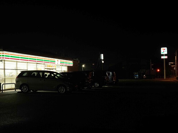 港へ入る交差点の目印にもなるコンビニエンスストア。 &copy;釣りビジョン