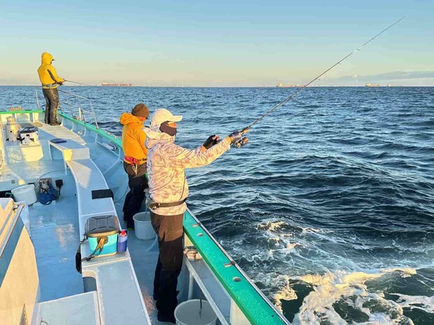 アンダースローでジグを10m程キャストする 。 ©釣りビジョン