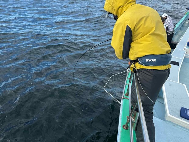 ほどなくして反対舷でも竿を絞り込むヒット！ ©釣りビジョン