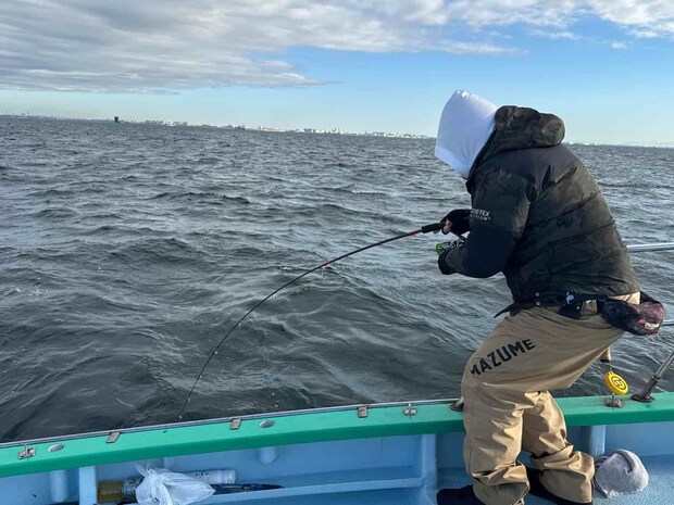 ドラグを鳴らして待望のヒット！ ©釣りビジョン