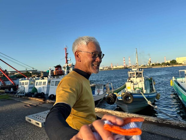 「写真は撮らなくてイイよ」とシャイな進藤通孝船長。 &copy;釣りビジョン