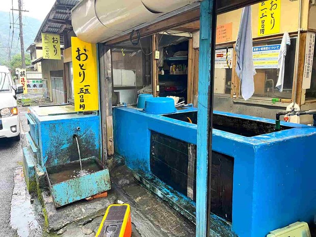 オトリ購入はいつも元気に迎えてくれる「橋本屋」さんへ！記事読んだよ～と嬉しいお言葉を頂いた！ &copy;釣りビジョン