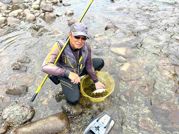 野鮎に変われば次々と竿は曲がっていった！流石です先輩！ ©釣りビジョン