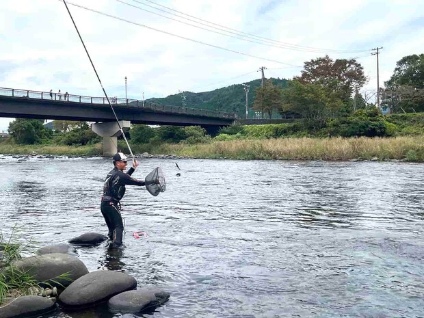 岐阜の名手は連チャン～！しっかり追って掛かる鮎は背掛かり～！ &copy;釣りビジョン