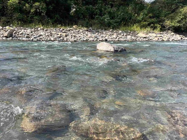 瀬の中でも大石周りは石色が良かった！ ©釣りビジョン