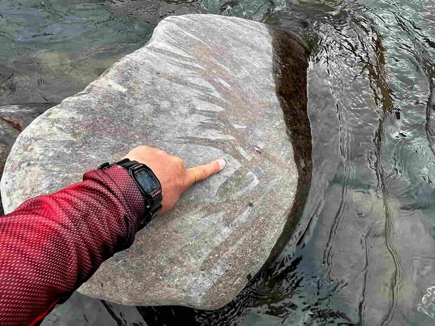 河原にはハミ跡びっしりの石が多く見られた！ &copy;釣りビジョン