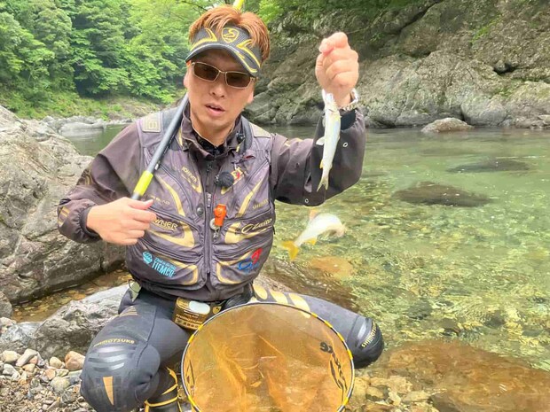 「きれ〜だな〜」と初釣行で手にする十津川鮎に感動！番組を通して私たちにも十津川という新たな鮎との出会いの扉を開いてくれたことに感謝！&copy;釣りビジョン