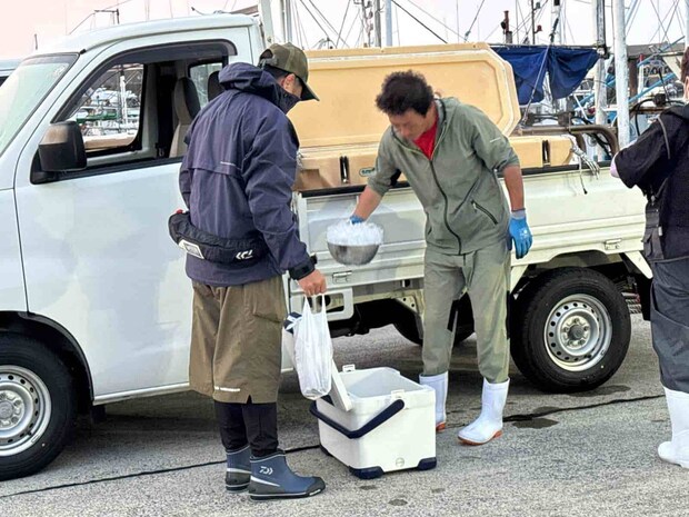 船宿のトラックでクーラーボックスに氷を入れて貰う。 &copy;釣りビジョン