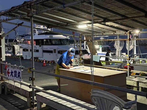 船着場の前にある東屋で乗船名簿の記入。 &copy;釣りビジョン