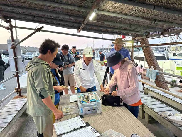 集合時間、釣り物がコールされ乗船料を支払う。 &copy;釣りビジョン